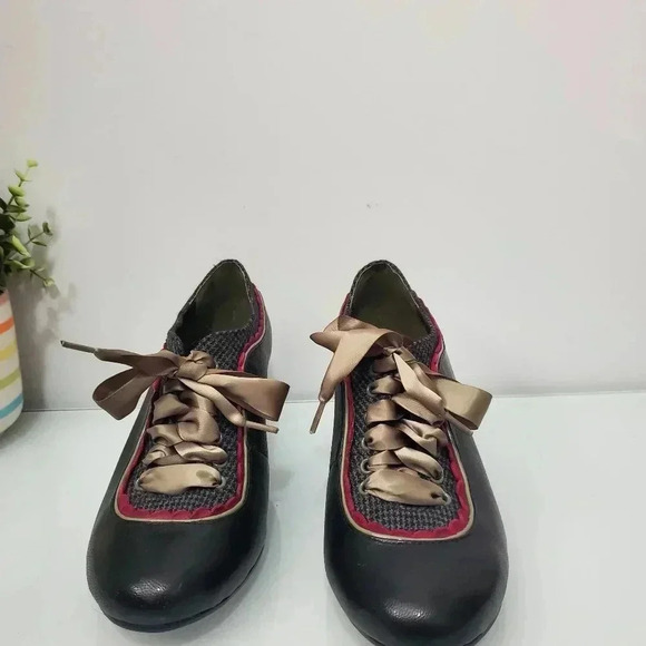 Poetic license Victorian leather and wool heel booties with ribbon laces. Size 8 - Picture 3 of 8